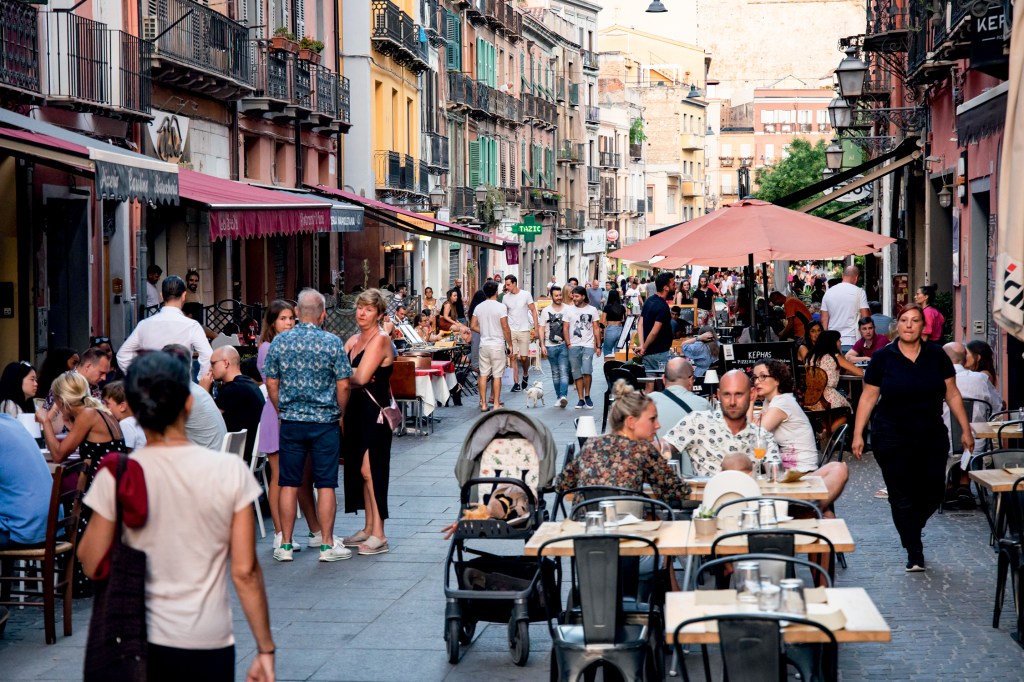 A VIDA É BELA - Turistas no centro de Cagliari, na Sardenha: a alegria efêmera do euro mais fraco terá consequências -
