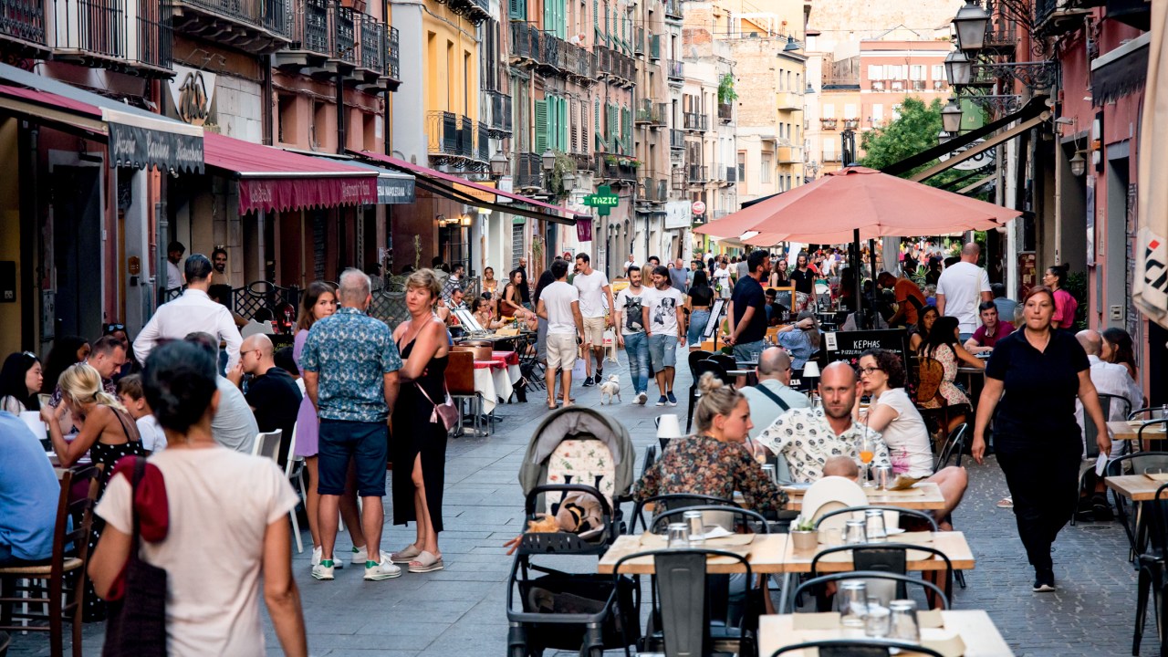 A VIDA É BELA - Turistas no centro de Cagliari, na Sardenha: a alegria efêmera do euro mais fraco terá consequências -
