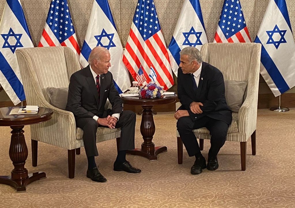 Jair Lapid (d), ministro das Relações Exteriores de Israel, e Joe Biden, presidente dos EUA, concordam pela primeira vez que um acordo nuclear com o Irã pode ser benéfico para a região - 14/07/2022