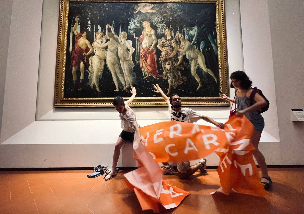 Ativistas do Ultima Generazione fazem protesto climático e colocam as mãos em pintura de Botticelli -