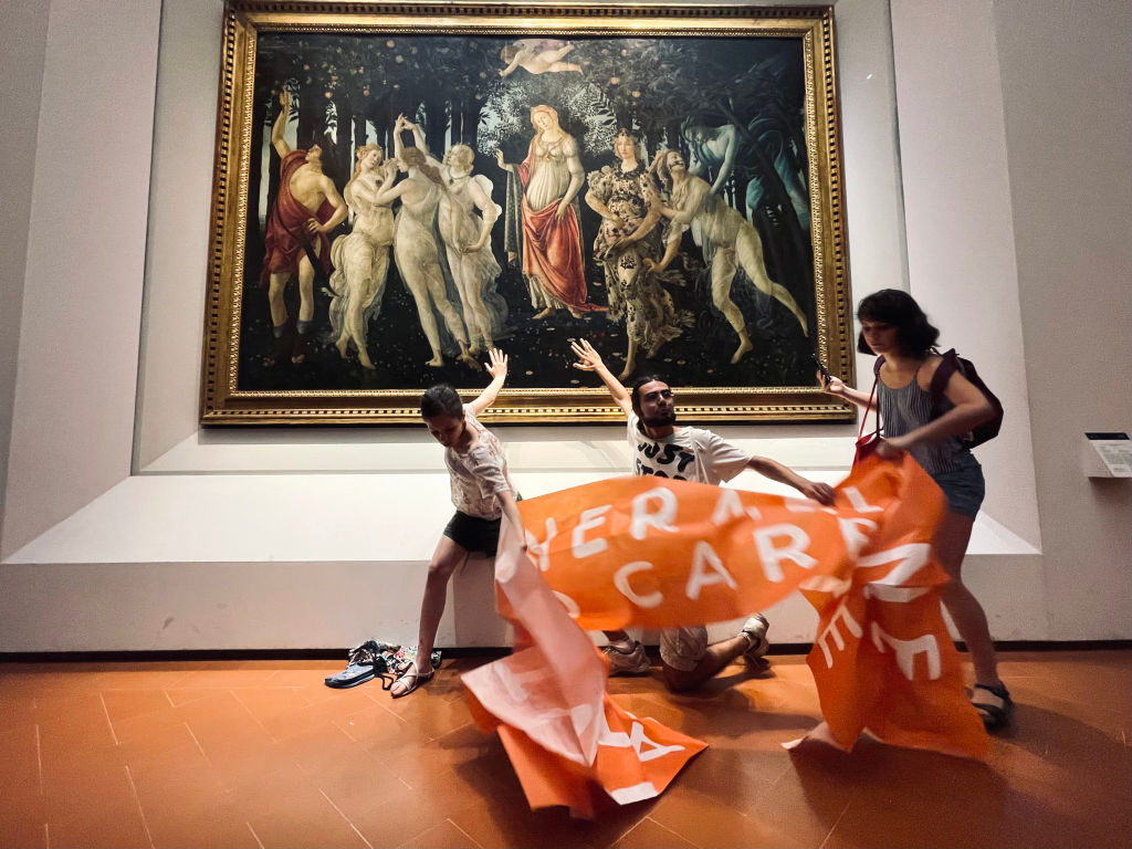 Ativistas do Ultima Generazione fazem protesto climático e colocam as mãos em pintura de Botticelli -