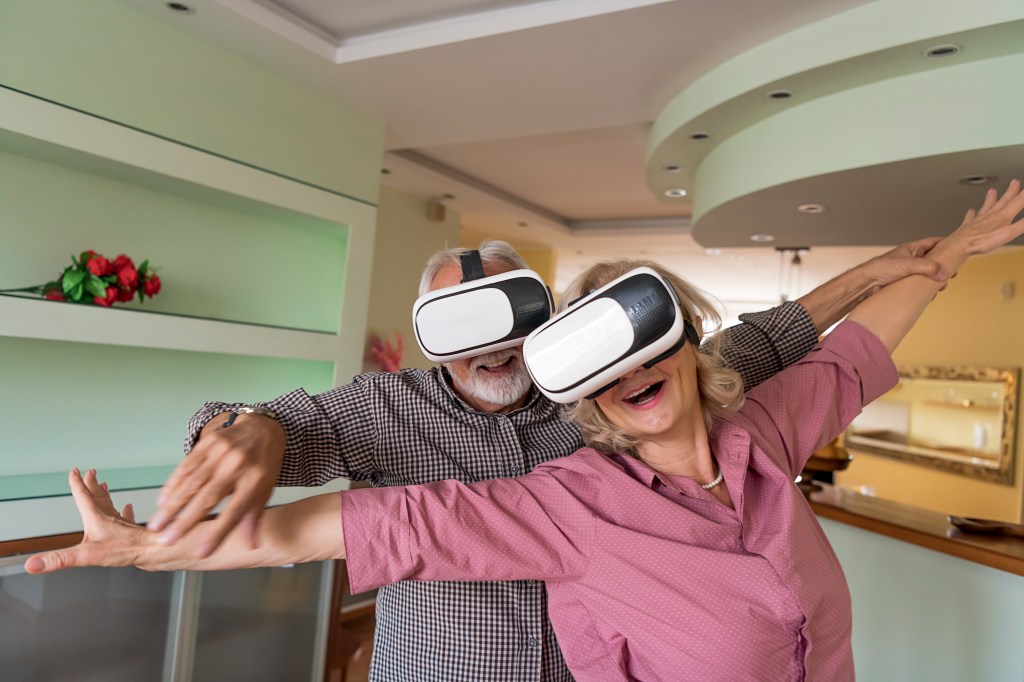 OLHOS ATENTOS - Idosos com óculos de realidade virtual: o cérebro precisa ter constantes estímulos -