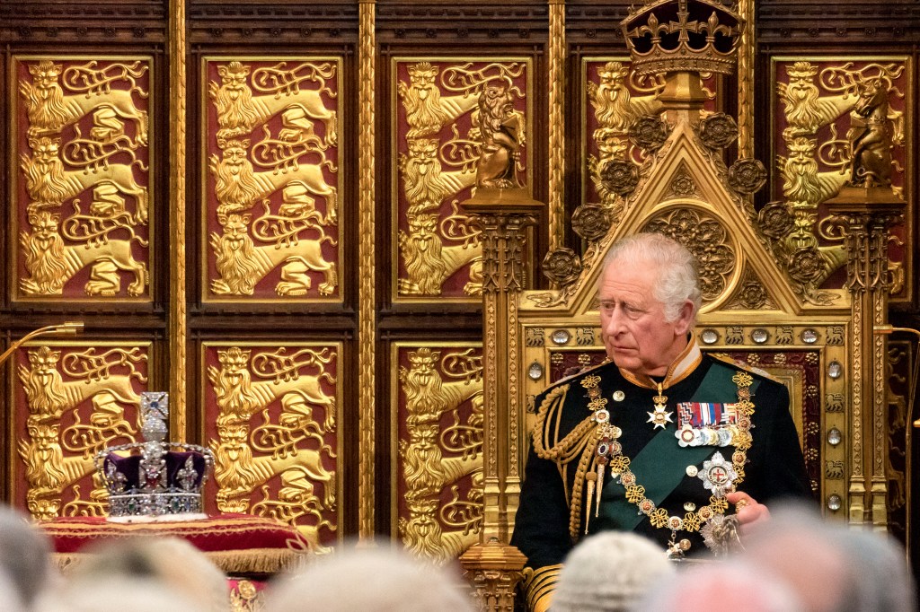 EXERCÍCIO - Charles e a coroa, na abertura do Parlamento: aos poucos, o herdeiro assume um novo papel -