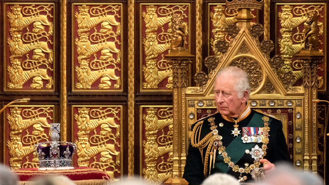 EXERCÍCIO - Charles e a coroa, na abertura do Parlamento: aos poucos, o herdeiro assume um novo papel -