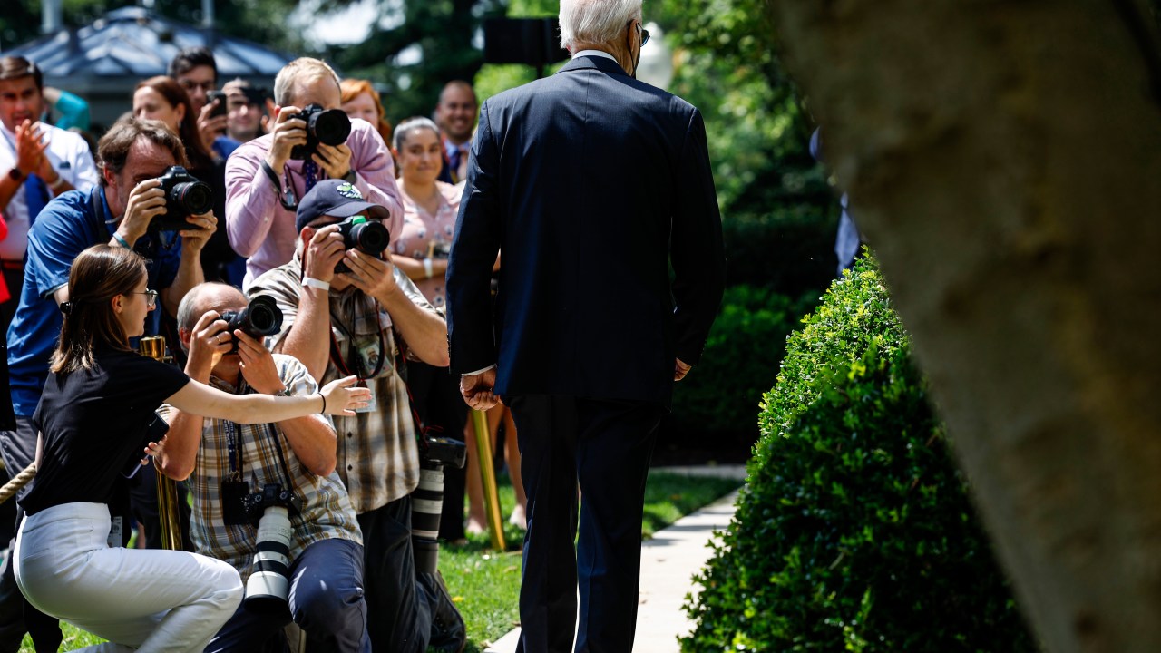 Joe Biden anda pelo jardim da Casa Branca