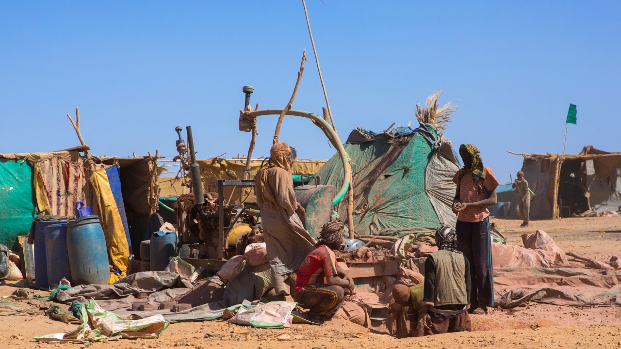 Sudão, Estado de Cartum, Alkhanag, homens à procura de ouro