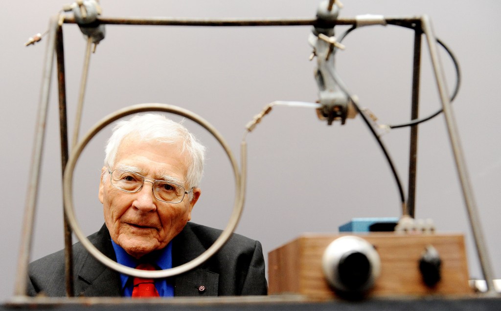 James Lovelock, aos 94 anos, diante de uma de suas primeiras invenções um cromatógrafo, no Museu de Londres -