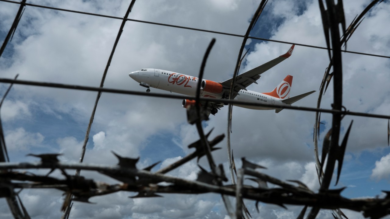 A airplane belonging to the Brazilian company Gol is seen through the protection fence of the international airport of Recife, northeastern Brazil, on January 11, 2018.The new travel warning system issued last Wednesday by the US Department of State suggests that American tourists be more cautious when visiting Brazil. The recommendation suggests that tourists avoid slum areas where police officers do not act, even for guided tours. (Photo by Diego Herculano/NurPhoto via Getty Images)