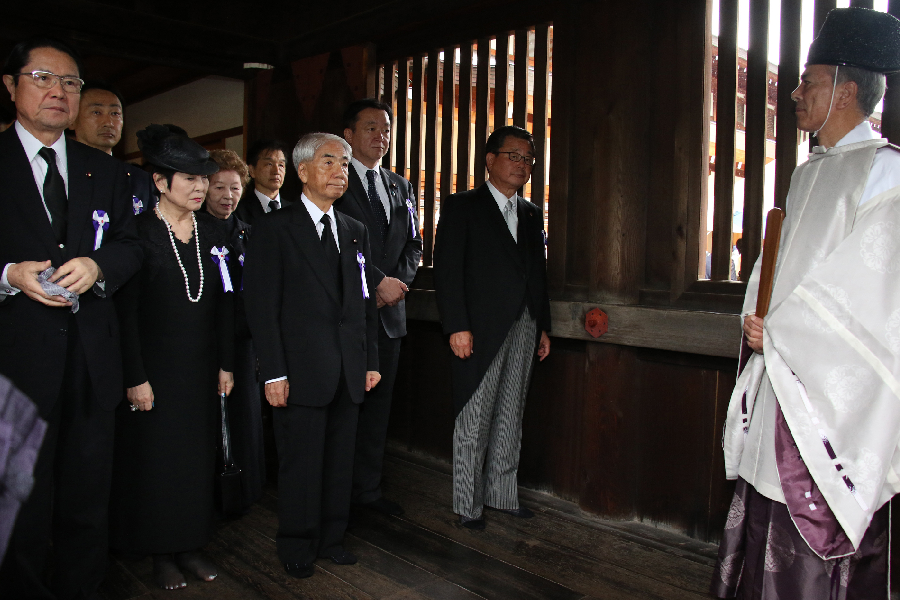 Japandese lawmakers follow a Shinto priest (R) as they visit the controversial Yasukuni shrine in Tokyo, on August 15, 2017, Japan. Japan marked the 72th anniversary of its surrender in World War II on August 15.