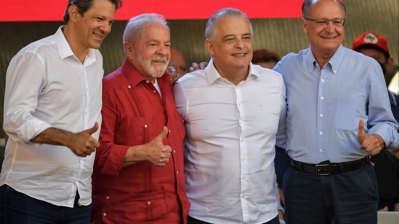 Brazilian presidential pre-candidate for the leftist Workers Party (PT) former president (2003-2010) Luiz Inacio Lula da Silva (2-L), his vice-presidential pre-candidate, Sao Paulo's former governor Geraldo Alckmin (R), Sao Paulo's candidate for governor for the PT, Fernando Haddad (L), and Senate pre-candidate for the Brazilian Socialist Party (PSB), Marcio Franca (2-R), pose during a campaign rally in Diadema, Sao Paulo state, Brazil, on July 9, 2022. (Photo by NELSON ALMEIDA / AFP)
