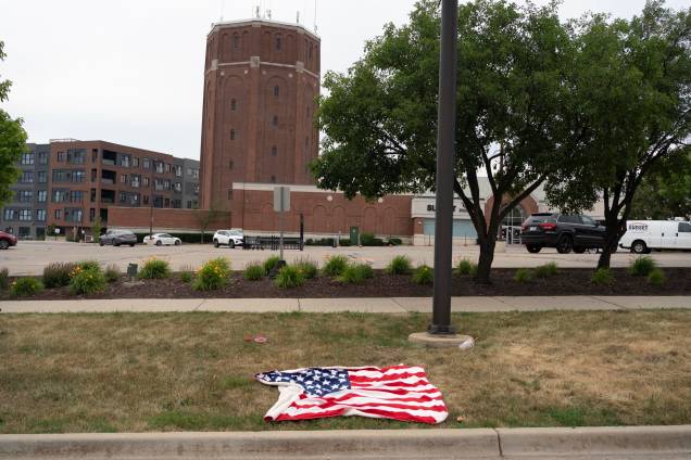 Uma toalha com tema da bandeira americana estava no local do tiroteio do desfile de 4 de julho em Highland Park, Illinois, EUA.