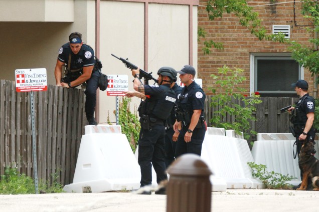 Policiais no local do tiroteio em um desfile de 4 de julho em Highland Park, Illinois, EUA.