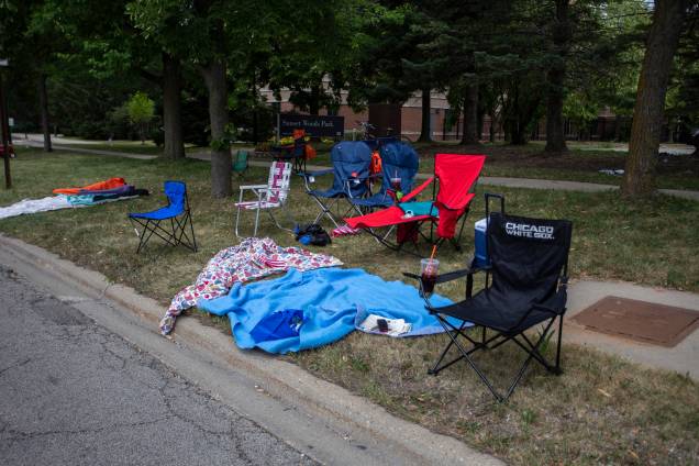Cadeiras e cobertores são abandonados após um tiroteio no desfile de 4 de julhode 2022 em Highland Park, Illinois. EUA.