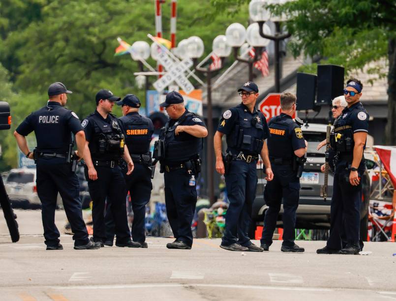 Policiais investigam a cena de vários tiros disparados em uma celebração e desfile de 04/07/2022 em Highland Park, Illinois, EUA.