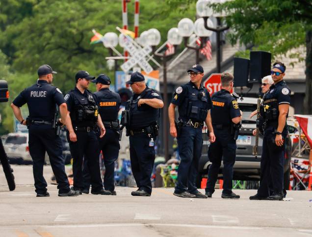 Policiais investigam a cena de vários tiros disparados em uma celebração e desfile de 04/07/2022 em Highland Park, Illinois, EUA.