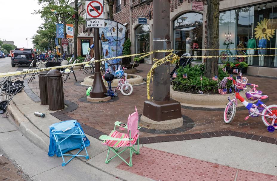 Cadeiras e bicicletas estão abandonadas depois que pessoas fugiram do local de um tiroteio em massa em uma celebração do desfile de 4 de julho em Highland Park, Illinois, EUA.