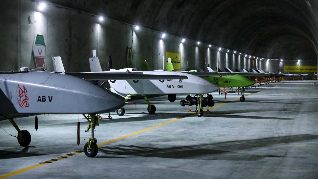 ARQUIVOS) Esta imagem de folheto fornecida pelo Exército iraniano em 28 de maio de 2022 mostra veículos aéreos não tripulados militares (UAVs ou drones) em uma base subterrânea em um local não revelado no Irã. - O Irã está planejando fornecer centenas de drones com capacidades de armas de combate à Rússia para uso na Ucrânia, disse um alto funcionário dos EUA em 11 de julho de 2022. Jake Sullivan, conselheiro de segurança nacional da Casa Branca, disse que as informações recebidas pelos Estados Unidos são apoiadas considera que os militares russos estão enfrentando desafios para sustentar seu armamento após perdas significativas na Ucrânia. (Foto do escritório do Exército Iraniano / AFP) / RESTRITO AO USO EDITORIAL - CRÉDITO OBRIGATÓRIO "FOTO AFP / EXÉRCITO IRANIANO - SEM MARKETING - SEM CAMPANHAS PUBLICITÁRIAS - DISTRIBUÍDO COMO UM SERVIÇO AOS CLIENTES