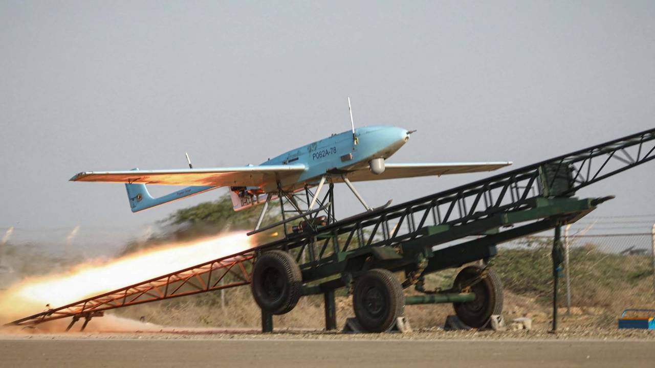 (ARQUIVOS) Esta imagem de folheto fornecida pelo Escritório do Exército Iraniano em 7 de novembro de 2021 mostra um drone militar sendo disparado para o ar durante um exercício militar na costa do mar de Omã, na região costeira do Baluquistão, no Irã. - O Irã está planejando fornecer centenas de drones com capacidades de armas de combate à Rússia para uso na Ucrânia, disse um alto funcionário dos EUA em 11 de julho de 2022. Jake Sullivan, conselheiro de segurança nacional da Casa Branca, disse que as informações recebidas pelos Estados Unidos são apoiadas considera que os militares russos estão enfrentando desafios para sustentar seu armamento após perdas significativas na Ucrânia. (Foto do escritório do Exército Iraniano / AFP) / === RESTRITO AO USO EDITORIAL - CRÉDITO OBRIGATÓRIO "FOTO AFP / HO / ESCRITÓRIO DO EXÉRCITO IRANIANO" - SEM MARKETING SEM CAMPANHAS PUBLICITÁRIAS - DISTRIBUÍDO COMO UM SERVIÇO AOS CLIENTES ===