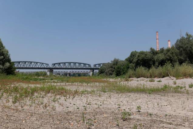 O leito seco do rio Pó em Ostiglia, Itália, 20 de junho de 2022.