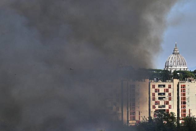 Fumaça sobe da vegetação em chamas com a Cúpula do Vaticano ao fundo após um incêndio no parque Valle Aurelia, em Roma, em 04/07/2022.