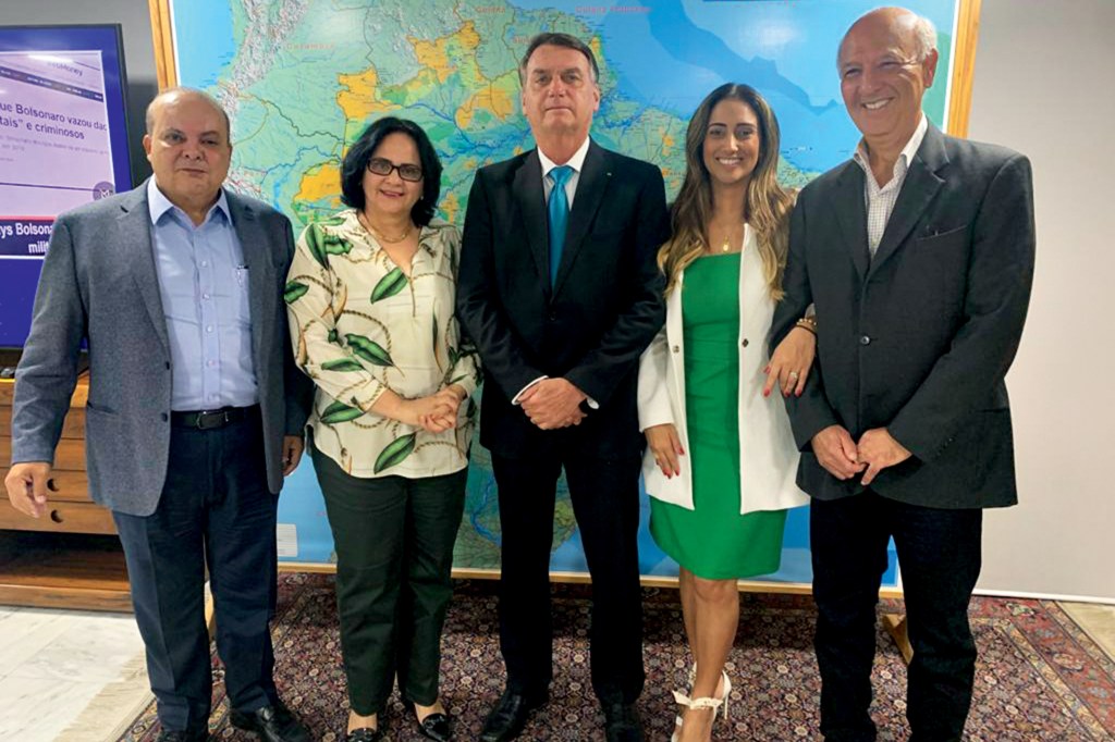 PHOTOSHOP - Ibaneis Rocha, Damares Alves, Bolsonaro, Flávia Arruda e José Roberto Arruda: as aparências enganam -