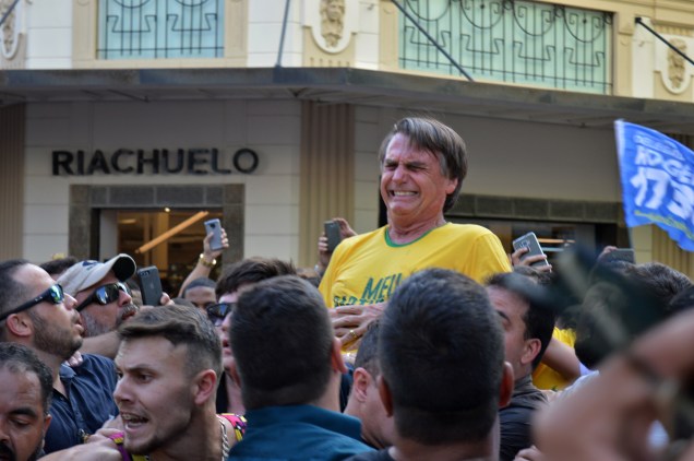 Jair Bolsonaro, instantes após ser ferido por uma faca, quando estava em campanha eleitoral na cidade de Juiz de Fora-MG, em 06/09/2018.