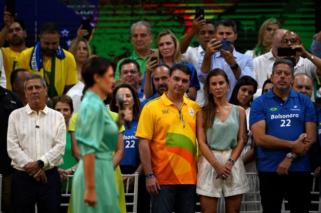 O Candidato `a vice-presidente Walter Braga Netto, o senador Flavio Bolsonaro e sua esposa Fernanda Bolsonaro e o presidente do Congresso Nacional  Arthur Lira, durante a convenção nacional do Partido Liberal (PL),  realizada no ginásio do Maracanãzinho no Rio de Janeiro, em 24/07/2022.