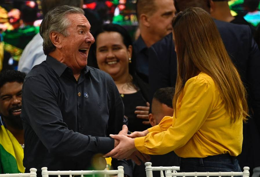 O ex presidente Fernando Collor de Mello e Clarissa Garotinho, durante a convenção nacional do Partido Liberal (PL),  realizada no ginásio do Maracanãzinho no Rio de Janeiro, em 24/07/2022.