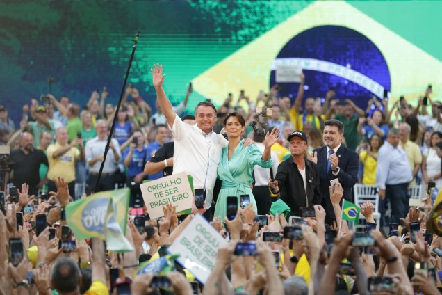 O presidente Jair Bolsonaro e a primeira-dama Michelle Bolsonaro, durante o lançamento de sua candidatura `a reeleição para presidente da República, durante a convenção nacional do Partido Liberal (PL),  realizada no ginásio do Maracanãzinho no Rio de Janeiro, em 24/07/2022.  EFE/ André Coelho