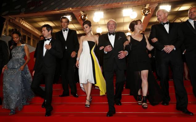 Cannes, França-20/05/2013- Atriz dominicana Zoe Saldana, diretor francês Guillaume Canet, ator inglês Clive Owen, atriz francesa Marion Cotillard, ator americano James Caan, atriz americana Lili Taylor, ator americano Noah Emmerich, ator americano Domenick Lombardozzi, todos representando o filme "Blood" no festival de Cannes 2013. Cannes, França-20/05/2013- Atriz dominicana Zoe Saldana, diretor francês Guillaume Canet, ator inglês Clive Owen, atriz francesa Marion Cotillard, ator americano James Caan, atriz americana Lili Taylor, ator americano Noah Emmerich, ator americano Domenick Lombardozzi, todos representando o filme "Blood" no festival de Cannes 2013.