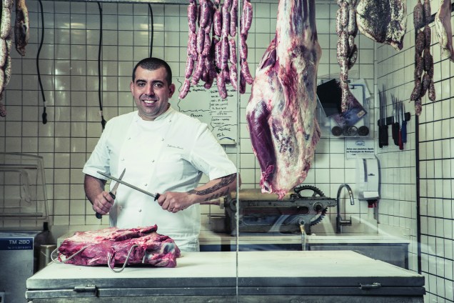 Jefferson Rueda, chef e proprietário do restaurante Casa do Porco, no centro de São Paulo, 2015.