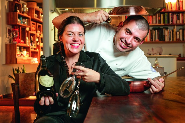 O casal de chefs Jefferson e Janaína Rueda em seu restaurante em São Paulo, 2015.