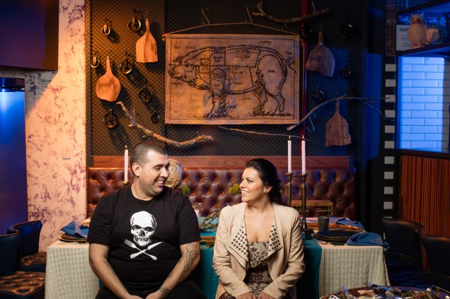 O casal de chefs Jefferson e Janaína Rueda, dos restaurantes A Casa do Porco e o Bar da Dona Onça, em São Paulo, 06/05/2016.