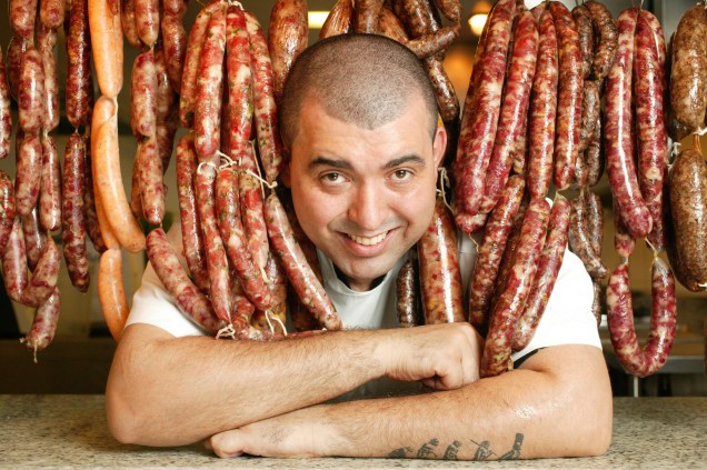 Jefferson Rueda, chef do restaurante Áttimo, em São Paulo, entre suas linguiças preparadas por ele mesmo. 2013.