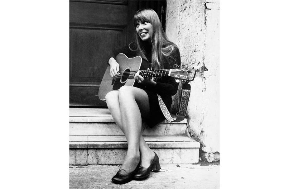 A cantora canadense Joni. Joni Mitchell na Radio One, programa "The Monday Show" da BBC, Londres, em 1968.