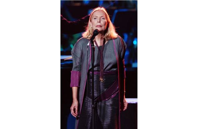 Cantora canadense Joni Mitchell na turnê "Stormy Weather 2002" no Wiltern Theatre em Los Angeles, Califórnia. 13/11/2002 Cantora canadense Joni Mitchell na turnê "Stormy Weather 2002" no Wiltern Theatre em Los Angeles, Califórnia. 13/11/2002