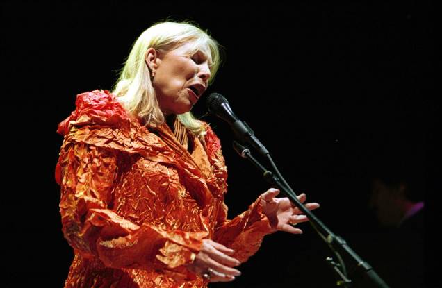 A cantora canadense Joni Mitchell, durante apresentação no Chronicle Pavilion em Concord, Califórnia. 2000. A cantora canadense Joni Mitchell, durante apresentação no Chronicle Pavilion em Concord, Califórnia. 2000.