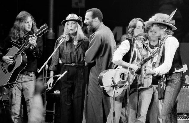 Músicos Roger McGuinn, Joni Mitchell, Richi Havens, Joan Baez and Bob Dylan durante apresentação do "The Rolling Thunder Revue", documentário de Martin Scorsese, sobre Bob Dylan, 1975.