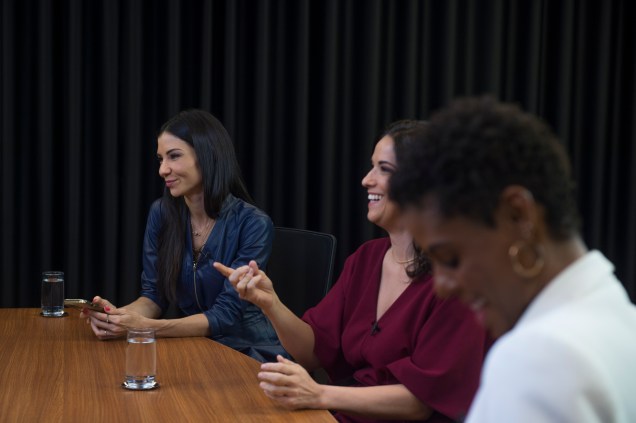 As jornalistas Amanda Klein, Clarissa Oliveira e Cynthia Martins na bancada para a entrevista com o ex-ministro -