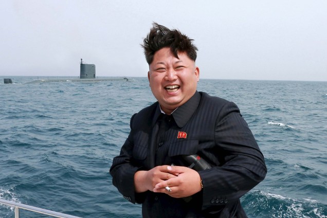 O líder norte-coreano Kim Jong Un assiste ao teste de tiro de um míssil balístico submarino estratégico foto divulgada pela Agência Central de Notícias da Coreia do Norte (KCNA) em Pyongyang em 9 de maio de 2019.