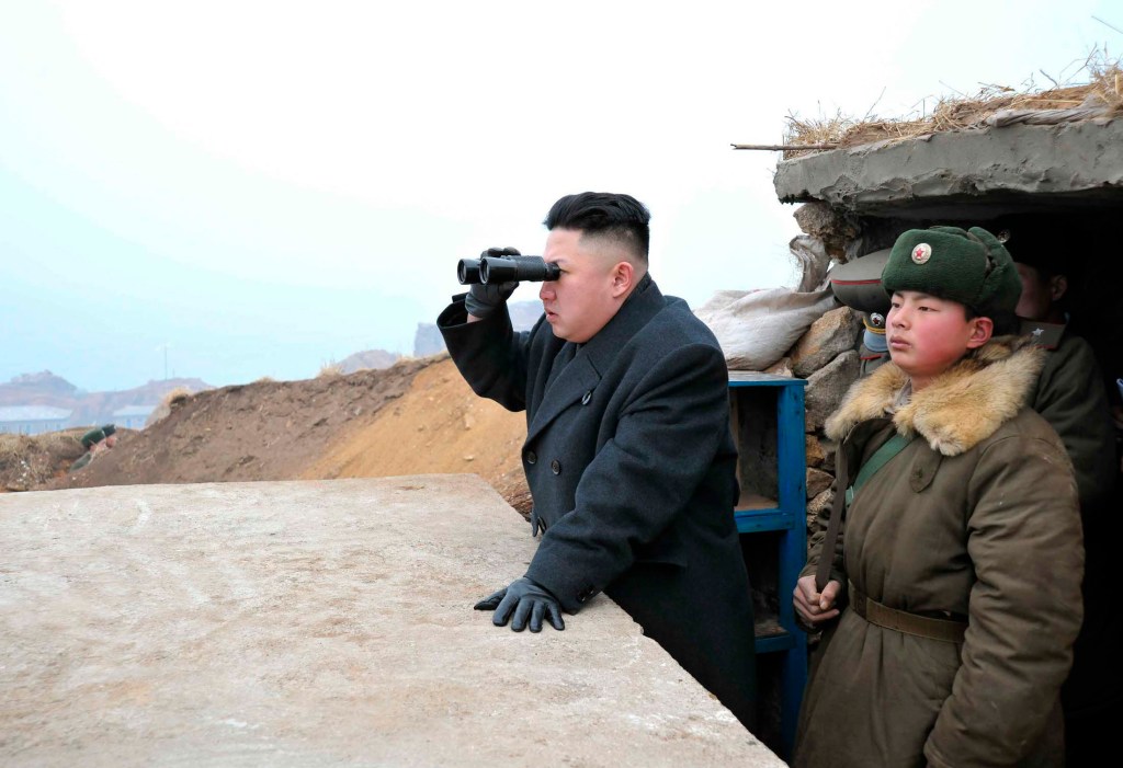 O líder norte-coreano Kim Jong-Un (C) usa um par de binóculos para olhar para o sul durante sua visita ao Destacamento de Defesa da Ilhota Jangjae e ao Destacamento de Defesa do Herói da Ilha Mu na frente, perto da fronteira com a Coreia do Sul, a sudoeste de Pyongyang March 7, 2013 nesta foto divulgada pela agência de notícias oficial do Norte KCNA em Pyongyang em 8 de março de 2013. AFP/KCNA (COREIA DO NORTE -