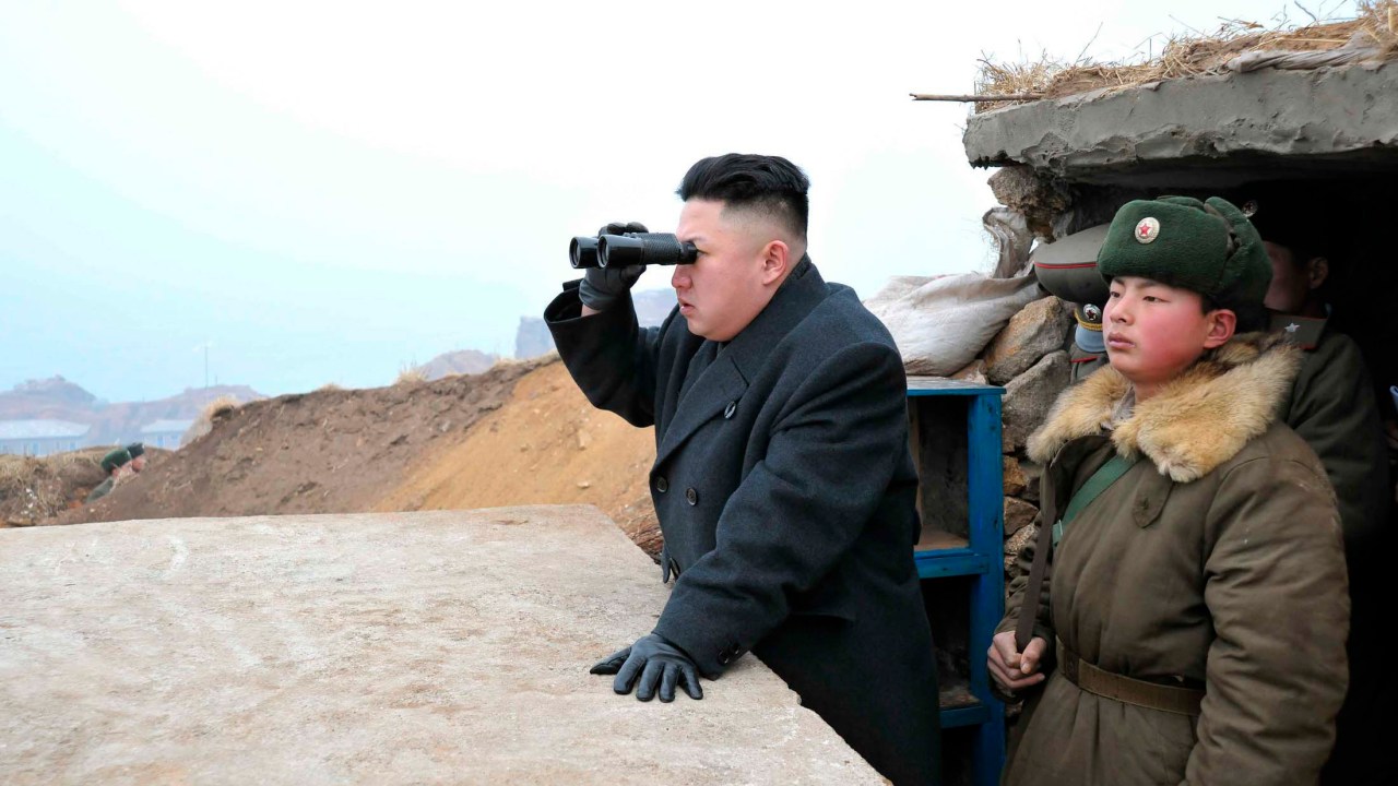 O líder norte-coreano Kim Jong-Un (C) usa um par de binóculos para olhar para o sul durante sua visita ao Destacamento de Defesa da Ilhota Jangjae e ao Destacamento de Defesa do Herói da Ilha Mu na frente, perto da fronteira com a Coreia do Sul, a sudoeste de Pyongyang March 7, 2013 nesta foto divulgada pela agência de notícias oficial do Norte KCNA em Pyongyang em 8 de março de 2013. AFP/KCNA (COREIA DO NORTE -