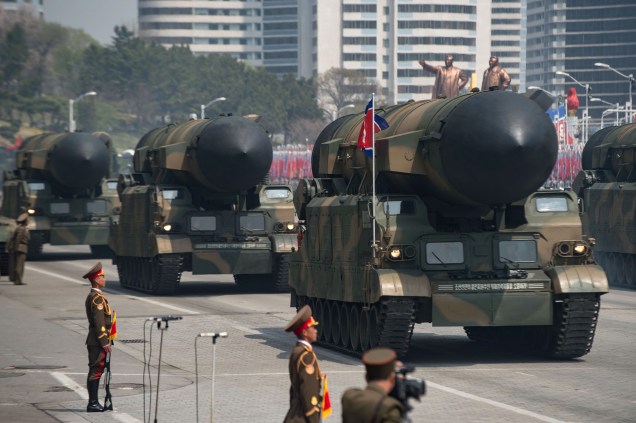 Desfile militar  em Pyongyang em 15 de abril de 2019. O líder norte-coreano Kim Jong-Un faz uma demonstração de força com as tensões aumentando sobre suas ambições nucleares.