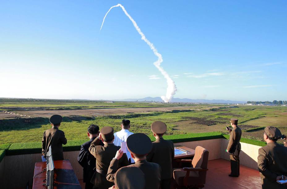 Imagem divulgada pela Agência Central de Notícias da Coreia do Norte (KCNA) em 28 de maio de 2019 mostra o líder norte-coreano Kim Jong-Un assistindo ao teste de um novo sistema de armas guiadas antiaéreas.