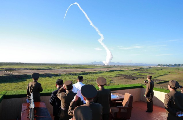 Imagem divulgada pela Agência Central de Notícias da Coreia do Norte (KCNA) em 28 de maio de 2019 mostra o líder norte-coreano Kim Jong-Un assistindo ao teste de um novo sistema de armas guiadas antiaéreas.