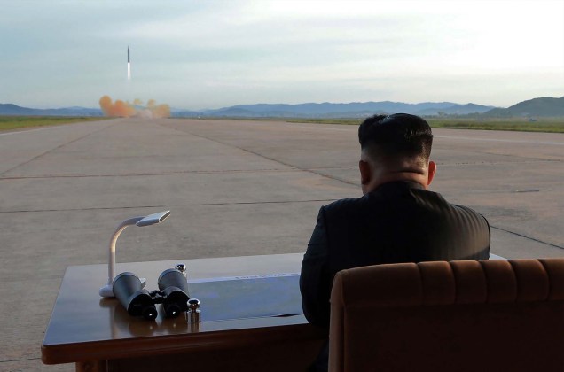 Agência Central de Notícias da Coreia do Norte (KCNA) em 16 de setembro de 2017 mostra o líder norte-coreano Kim Jong-Un inspecionando um exercício de lançamento do foguete balístico estratégico de médio e longo alcance Hwasong-12 em um local não revelado