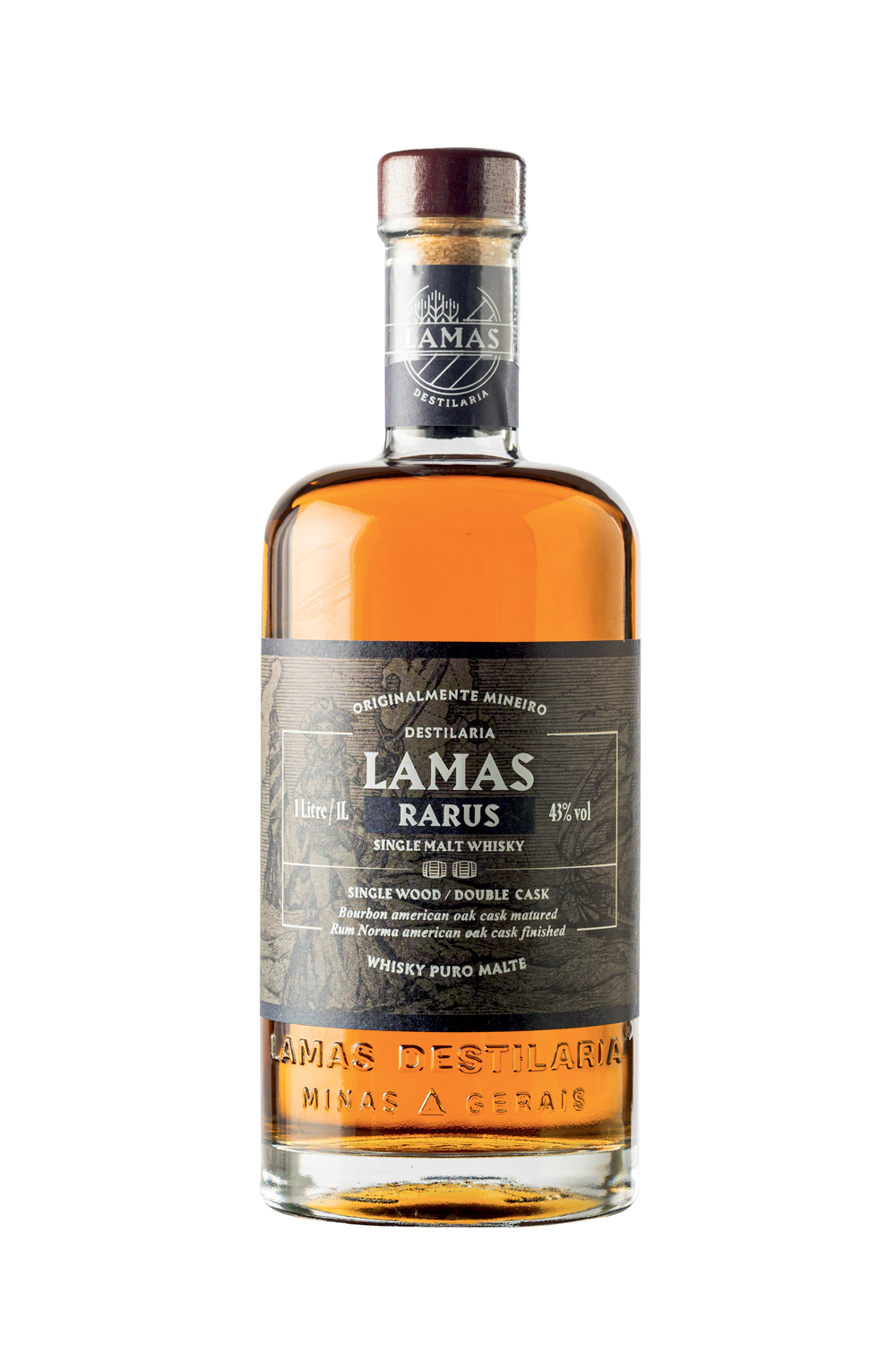 LAMAS RARUS - Após envelhecer em barris de carvalho americano usados na produção de bourbon, ele também passa por barricas que continham rum. O resultado é um aroma adocicado que remete a nozes e cacau -
