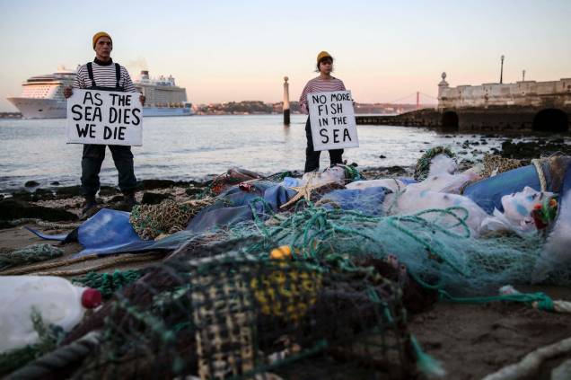 Ativistas da Ocean Rebellion protestam no Terreiro do Paço, em Lisboa, antes da abertura da Conferência do Oceano da ONU, em 27/06/2022.