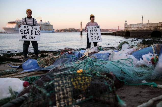Ativistas da Ocean Rebellion protestam no Terreiro do Paço, em Lisboa, antes da abertura da Conferência do Oceano da ONU, em 27/06/2022. Ativistas da Ocean Rebellion protestam no Terreiro do Paço, em Lisboa, antes da abertura da Conferência do Oceano da ONU, em 27/06/2022.