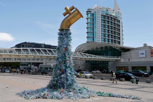 Escultura feita pelo artista e ativista canadense Benjamin Von Wong, em Lisboa na Conferência sobre os Oceanos, em 27/06/2022.